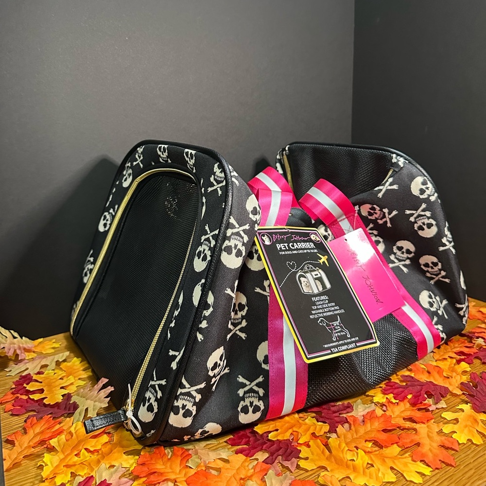 Betsey Johnson Pet Carrier in Black and Pink with skull and crossbones - Picture 4 of 14